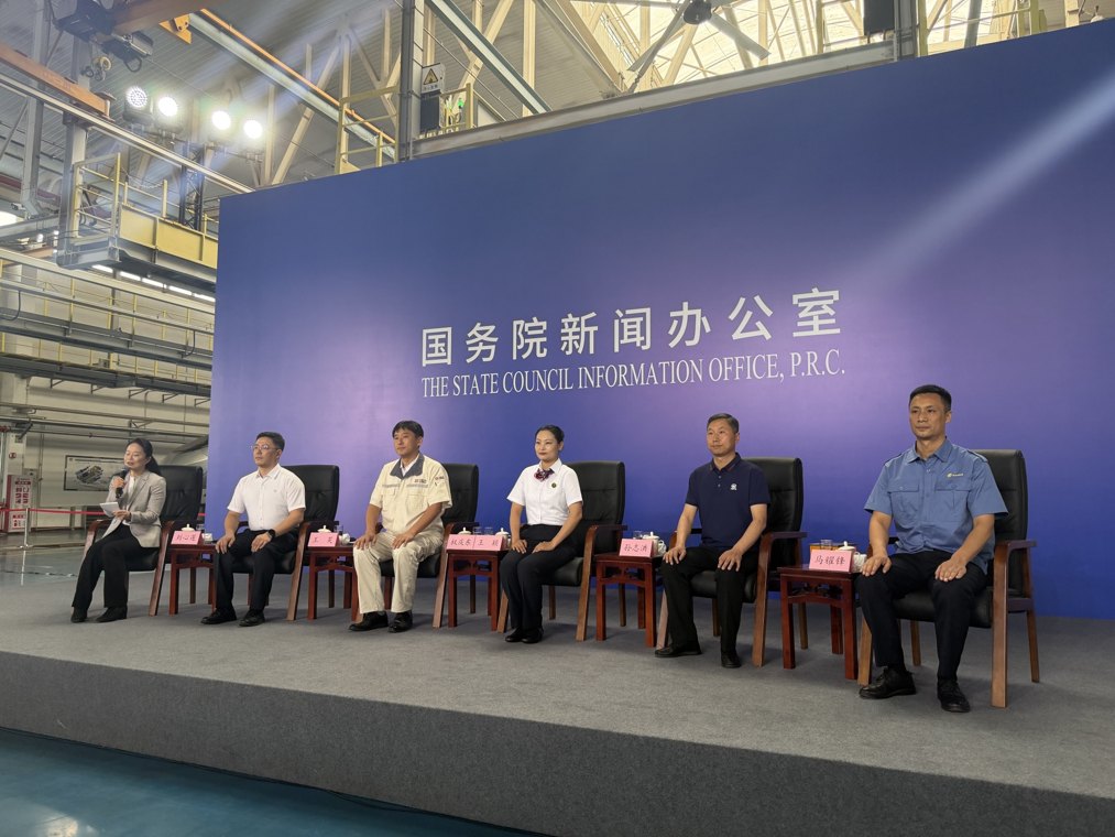 国新办首次在生产一线举行见面会:“天路”工人破解高原运维难题,智能巡检机器人为动车组安全运行护航